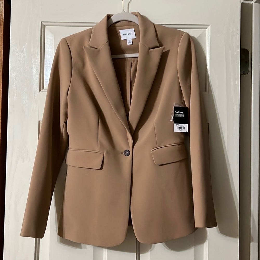 Nine West tan city Blazer. Size 4. Tags on